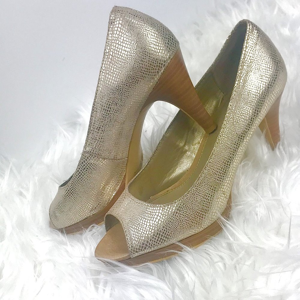 BANDOLINO Myhah Gold Metallic Peep Toe Heels, Sz 6